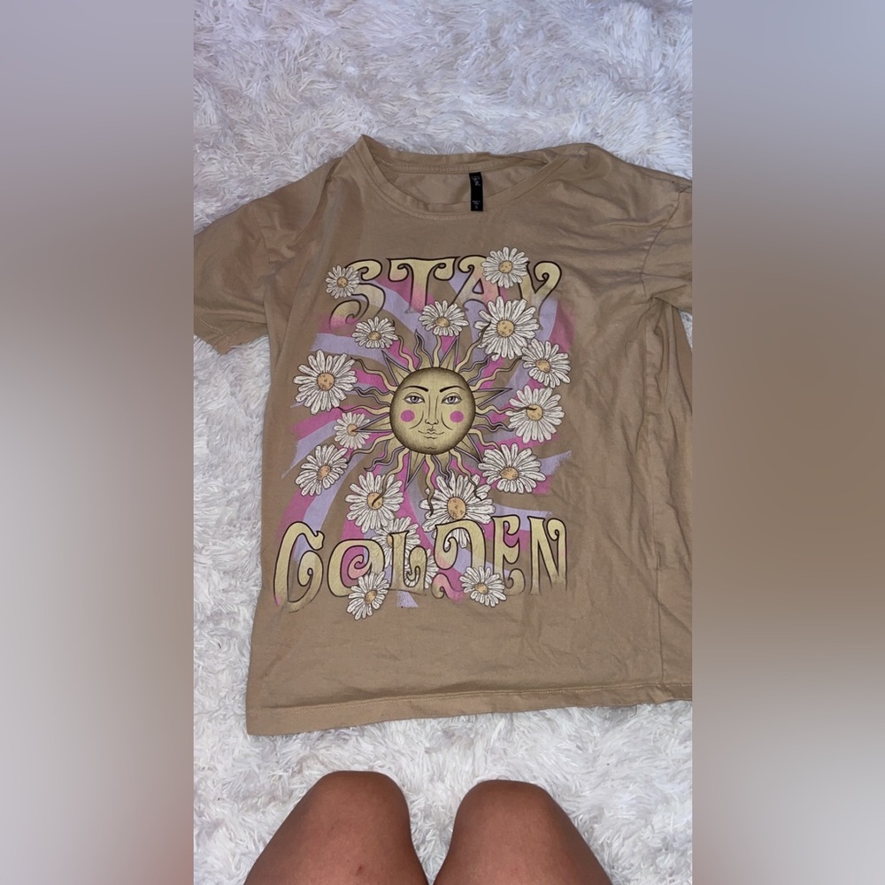 Sunflower Flectime Tee. Barely Worn. Good Condition. $5+ Shipping.